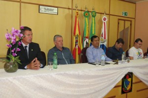 A Mesa dos trabalhos foi formada pelo Dep. Est. Bombeiro Bianchini, Ver. Décio Loureiro, Ver. Jeremias Oliveira, Pref. Paulinho Salbego e Pref. Tiago Gorski