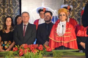 Vereador Décio entre outras autoridades prestigiando a formatura do Curso de Direito