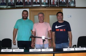 A nova Mesa Diretora, com Decio Loureiro (Centro), Dionathan Farias (Esq) e Batista Manzoni (Dir.).