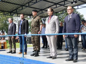 Presidente Décio Loureiro dentre outras autoridades presentes na solenidade