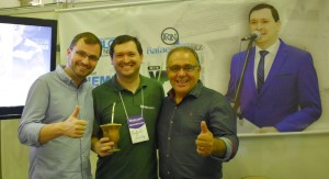 Vereador Rafael Nemitz em seu Stand ,onde atendia o público ,com o Prefeito Tiago e o Vice Claudio Cardoso