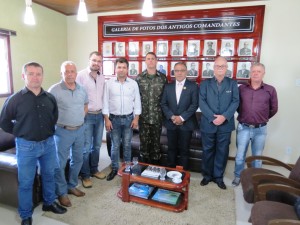 Vereador Décio Loureiro com o comandante do 19º GAC, Prefeito Tiago Gorski, Vice-prefeito Claudio Cardoso, entre outras