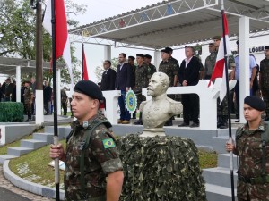 Vereador Décio Loureiro entre outras autoridades prestigiando a solenidade militar