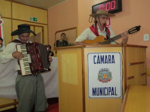 Músicos Assisenses prestando homenagem à Santiago