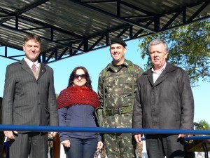 Ver. Davi Vernier, Verª Eva Muller, Ten. Cel. Oly Hastenpflug Neto, Comandante do 19º GAC e Presdiente da Câmara Ver. Décio Loureiro