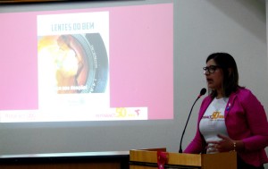 Kamila Cosman apresentando o Projeto Lentes do Bem