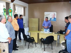 Presidente Décio Loureiro em conversa com os vereadores antes da assinatura da posse