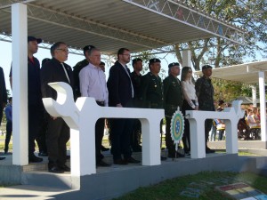 Vereador Décio Loureiro entre outras autoridades na solenidade do 9º B Log